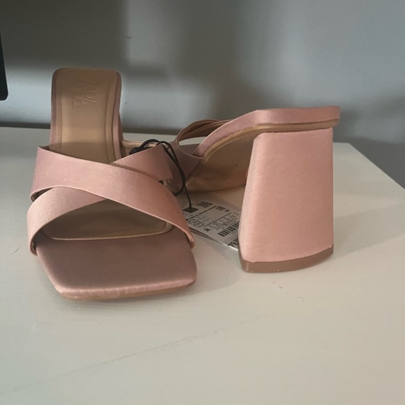 Zara Beige Heeled Crossed Strap Sandals with Block Heels - Picture 3 of 3